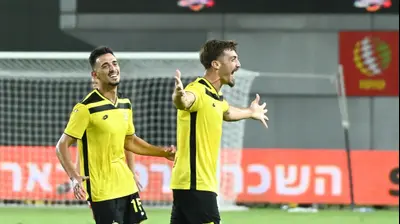 עוז בילו שחקן מכבי נתניה חוגג שער, מאחוריו מאור לוי. ברני ארדוב