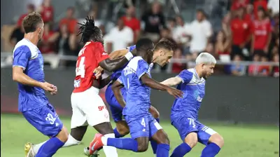 שחקן הפועל תל אביב דניאל דאפה מול שחקני עירוני קרית שמונה. דני מרון