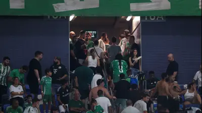 אוהדי מכבי חיפה נוטשים את היציע במחאה. מאור אלקסלסי