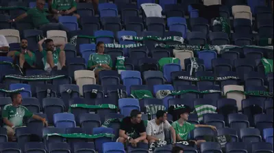 היציע הצפוני נטוש לאחר יציאת אוהדי מכבי חיפה. מאור אלקסלסי