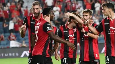 שחקני הפועל ירושלים חוגגים עם אנדרו אידוקו. ברני ארדוב