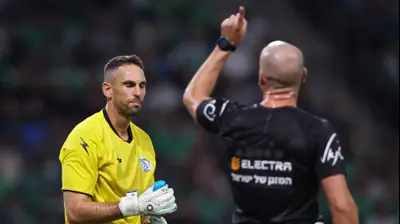 גד עמוס שוער מכבי בני ריינה מקבל אזהרה. מאור אלקסלסי