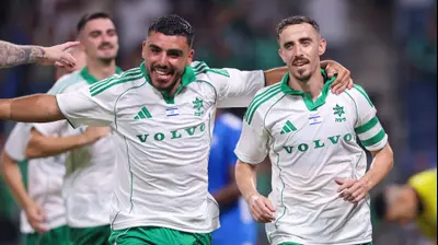 דולב חזיזה שחקן מכבי חיפה חוגג שער עם איתן אזולאי. מאור אלקסלסי