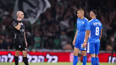 סער פדידה, אלכסה פייץ' שחקני מכבי בני ריינה עם השופט גל לייבוביץ'. מאור אלקסלסי