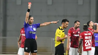 ספיר ברמן מרחיקה את מאור לוי קשר מכבי נתניה. ברני ארדוב