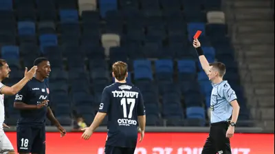 דקל צינו שופט כדורגל שולף כרטיס אדום לאוראל באייה, הפועל ירושלים. ברני ארדוב