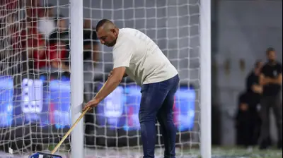 אדם מנקה קונפטי שזרקו אוהדי הפועל תל אביב באצטדיון גרין. מאור אלקסלסי