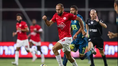 שחקן הפועל תל אביב, יזן נסאר, לפני שחקן בני ריינה, נאעל חוטבא. מאור אלקסלסי