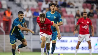 שחקן הפועל תל אביב, רן בנימין, מול שחקן בני ריינה, פיראס אבו עקל. מאור אלקסלסי