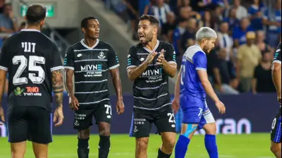 שחקן הפועל פתח תקוה דרור ניר לצד קלה. קובי אליהו