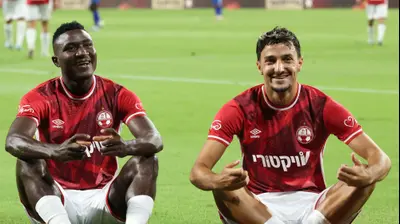 גיא מזרחי עם קינגס קאנגווה שחקני הפועל באר שבע חוגגים. דני מרון