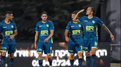 שחקן בני ריינה, מילאדין סטבאנוביץ', חוגג עם חבריו. מאור אלקסלסי