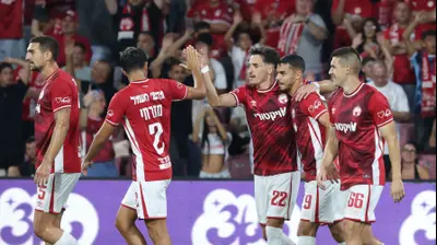 שחקני הפועל באר שבע חוגגים עם איגור זלאטנוביץ' (מימין). דני מרון