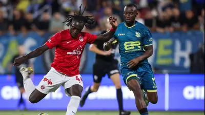 שחקן הפועל תל אביב, דניאל דאפה, מול שחקן בני ריינה עמנואל בנדה. מאור אלקסלסי