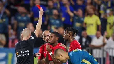 שחקן הפועל תל אביב, שאנדה סילבה, סופג כרטיס אדום. מאור אלקסלסי