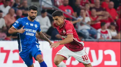 דן ביטון שחקן הפועל באר שבע לפני אלי בלילתי שחקן עירוני טבריה. דני מרון