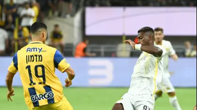 שחקן מכבי נתניה, הרי טבארש, מול שחקן מכבי תל אביב אלעד מדמון. ברני ארדוב