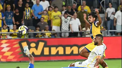 שחקן מכבי תל אביב, דור פרץ, כובש נגד מכבי נתניה. ברני ארדוב