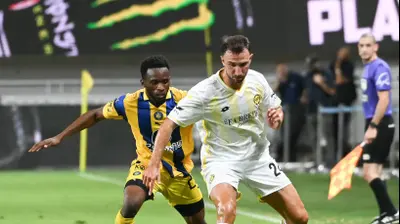 שחקן מכבי נתניה, עמית כהן, לפני איסוף סיסוקו, שחקן מכבי תל אביב. ברני ארדוב