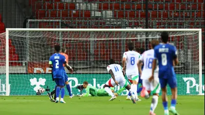 שוער נבחרת ישראל דניאל פרץ סופג מבעיטה של מואיז קן חלוץ נבחרת איטליה. רויטרס