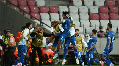 דור פרץ חוגג עם שחקני נבחרת ישראל. GettyImages