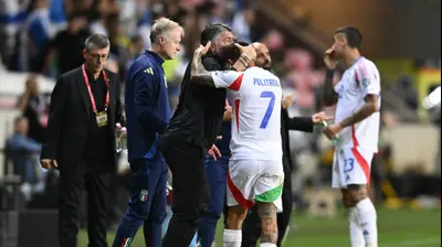 ג'נארו גאטוזו, מאמן נבחרת איטליה מחבק את מתאו פוליטאנו. GettyImages