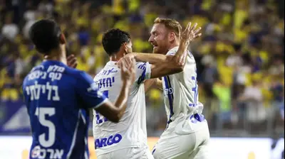 עידו שחר לצד שגיב יחזקאל, מכבי תל אביב. קובי אליהו