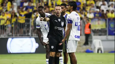 דור פרץ, מכבי תל אביב לצד אוראל גרינפלד, שופט כדורגל. קובי אליהו