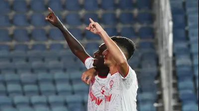 דן ביטון לצד קינגס קאנגווה, הפועל באר שבע. ברני ארדוב