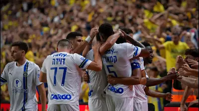 שחקני מכבי תל אביב חוגגים. אריאל שלום