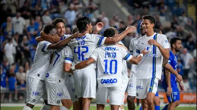 שחקני מכבי תל אביב חוגגים עם דור פרץ. אריאל שלום