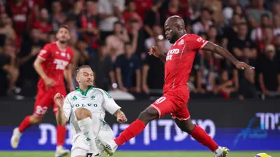 שון גולדברג בלם מכבי חיפה פוגע בג'בון איסט חלוץ הפועל חיפה. מאור אלקסלסי