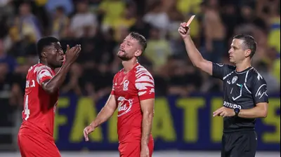 אוהד אוסלין, שופט כדורגל, שולף כרטיס אדום לשחקן בני סכנין, גליד אוטנגה. מאור אלקסלסי