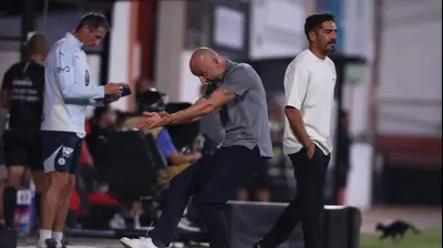 ז'ארקו לאזטיץ', מאמן מכבי תל אביב לצד יואב זיו. מאור אלקסלסי