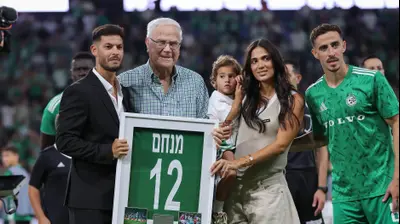 שחקן מכבי חיפה לשעבר סאן מנחם עם אשתו, יעקב שחר, דולב חזיזה. מאור אלקסלסי