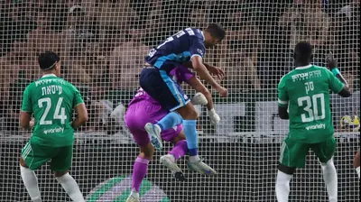 גיאורגי ירמקוב מתנגש באליאל פרץ, מכבי חיפה נגד הפועל באר שבע. מאור אלקסלסי