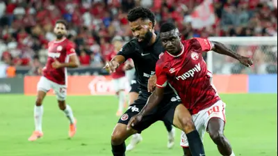 שחקן הפועל תל אביב, פלקאו, מול שחקן הפועל באר שבע, קינגס קאנגווה. דני מרון