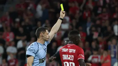 השופט דוד פוקסמן שולף כרטיס צהוב. דני מרון