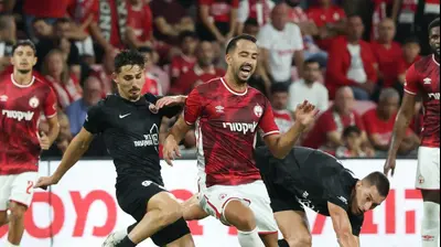 שחקן הפועל באר שבע אליאל פרץ, מול שחקני הפועל תל אביב, רן בנימין, אנדריאן קרייב. דני מרון