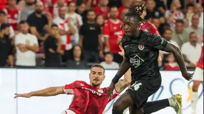 שחקן הפועל תל אביב דניאל דאפה, מול שחקן הפועל באר שבע, אור בלוריאן. דני מרון