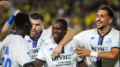 שחקני הפועל פתח תקוה חוגגים עם צ'יפיוקה סונגה. קובי אליהו