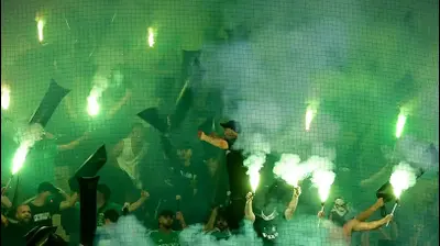 אבוקות ביציע אוהדי מכבי חיפה. אריאל שלום