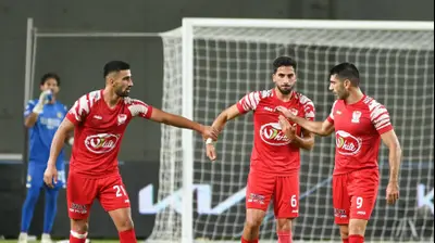 שחקני בני סכנין חוגגים עם אחמד טהא. ברני ארדוב