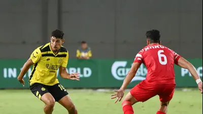 שחקן מכבי נתניה עמרי שמיר מול שחקן בני סכנין אחמד טהא. ברני ארדוב