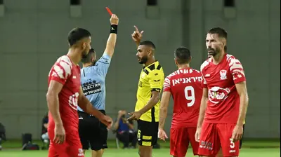 שחקן מכבי נתניה דניס קוליקוב מורחק על ידי גל לוי. ברני ארדוב