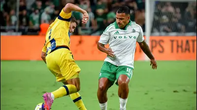 מתיאס נהואל שחקן מכבי חיפה מול כריסטיאן בליץ' שחקן מכבי תל אביב. אריאל שלום