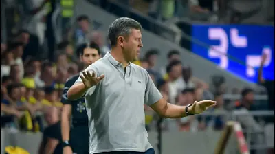 דייגו פלורס מאמן מכבי חיפה. אריאל שלום