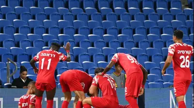 שחקני בני סכנין חוגגים. ברני ארדוב