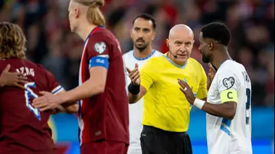 קפטן נבחרת ישראל, אלי דסה, עם השופט שימון מרצ'יניאק. Mateusz Slodkowski,GettyImages