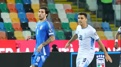 דן ביטון שחקן נבחרת ישראל מול סנדרו טונאלי שחקן נבחרת איטליה. אודי ציטיאט